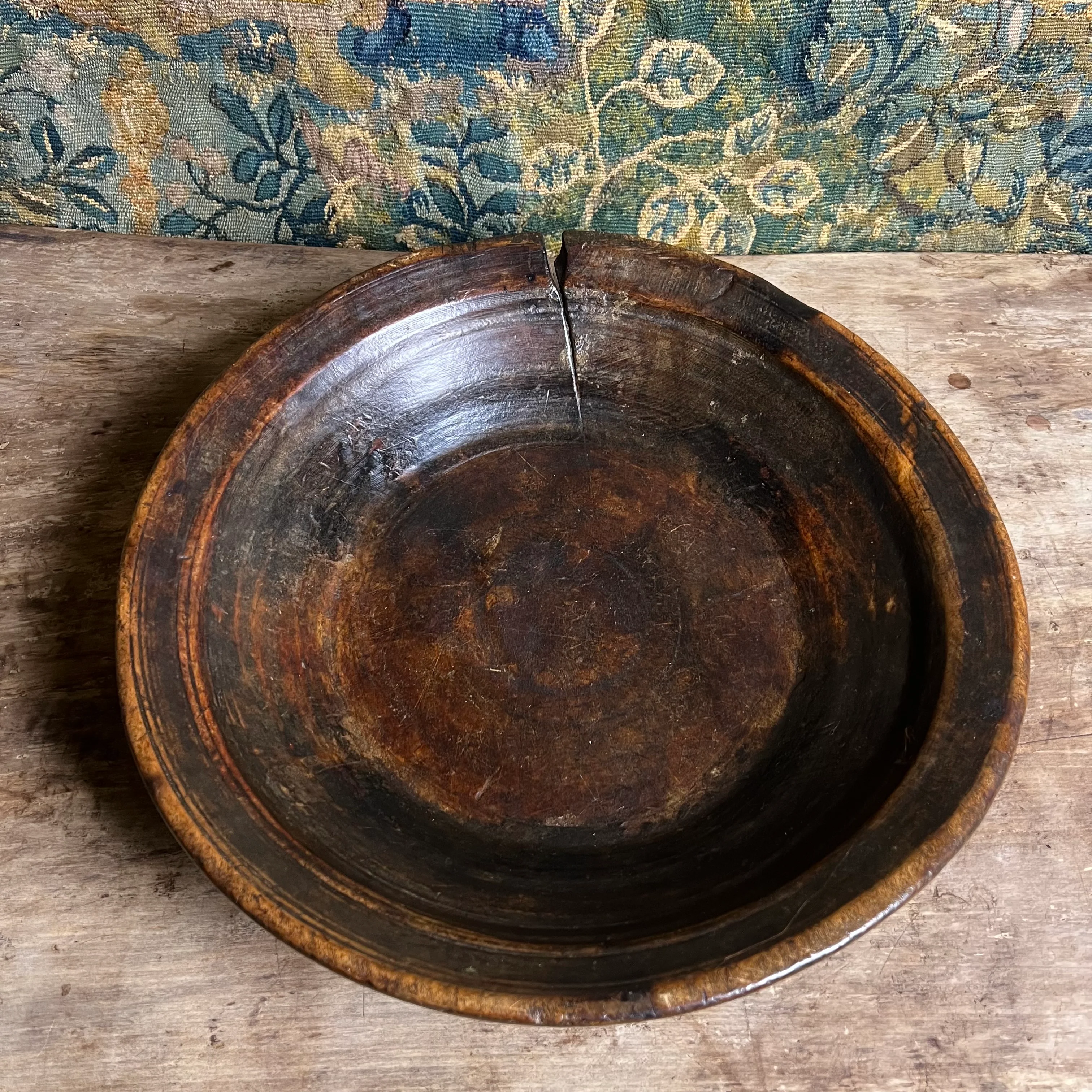 An Early English Turned Applewood Dairy Bowl, Late 17th or earlier - Image 5